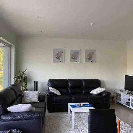 Trevlig Stuga Med Uteplats Rimbo Exteriör bild
