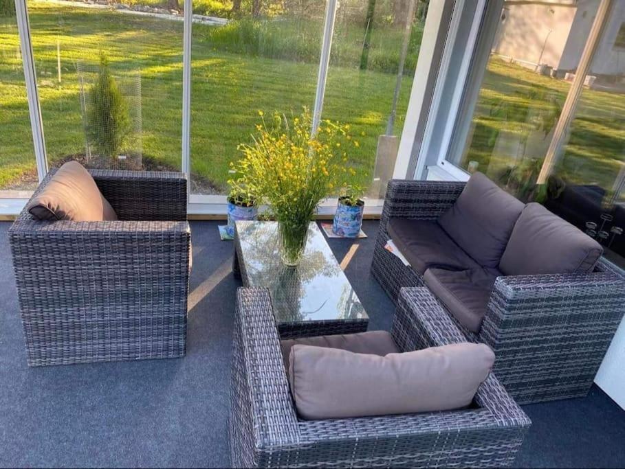 Trevlig Stuga Med Uteplats Rimbo Exteriör bild