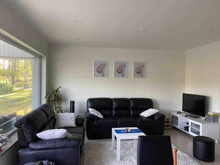 Trevlig Stuga Med Uteplats Rimbo Exteriör bild